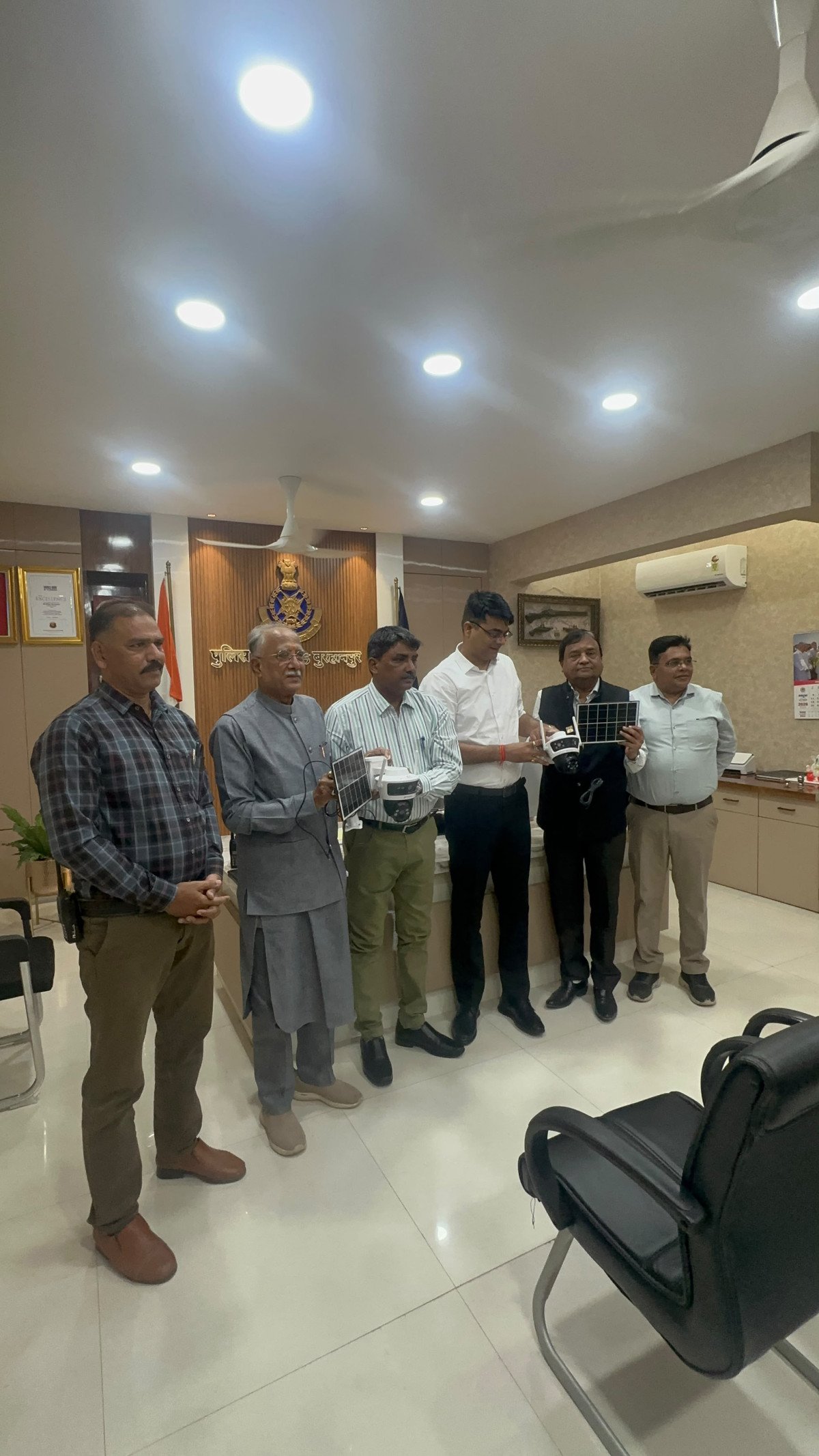 जनसहयोग से बुरहानपुर पुलिस को मिले 02 वायरलेस सीसीटीवी कैमरे  संवेदनशील क्षेत्रों एवं प्रमुख चौराहों पर निगरानी व्यवस्था होगी मजबूत, अपराधों की रोकथाम और संदिग्ध गतिविधियों पर नजर रखने में मिलेगी सहायता।