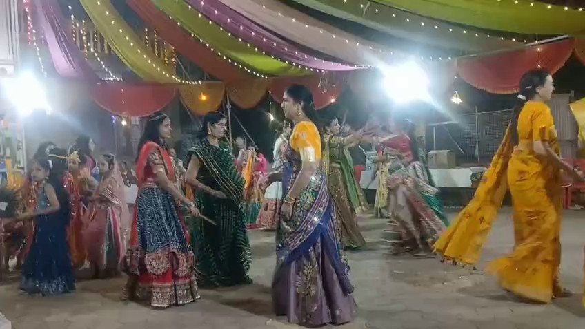 वैश्य महासम्मेलन महिला इकाई ने आयोजित किया गरबा-डांडिया रास, विजेताओं को किया पुरस्कृत