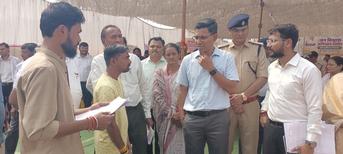 नवागत कलेक्टर ने किया नेपानगर क्षेत्र का दौरा