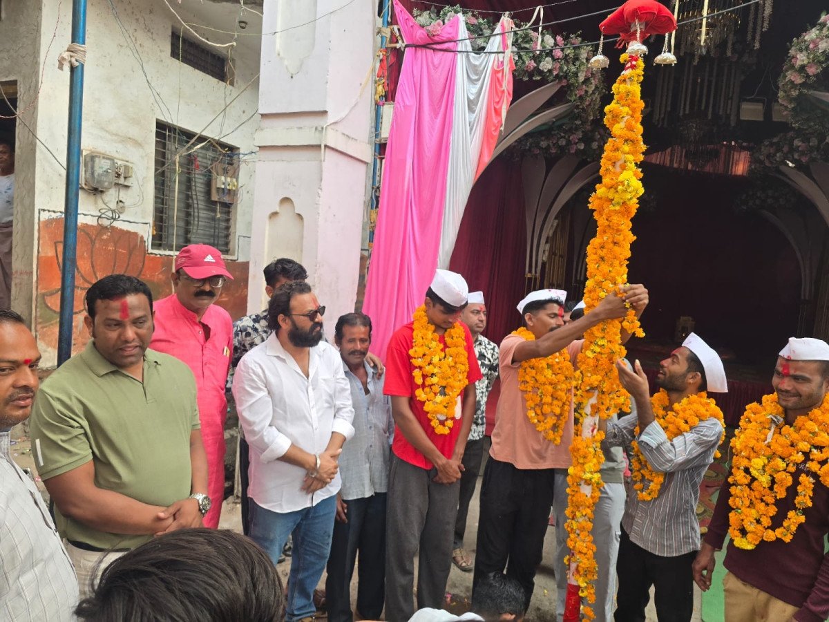 बुरहानपुर से संत सिंगाजी महाराज के लिए निशान यात्रा रवाना, 140 किलोमीटर पैदल सफर तय करेंगे 5 श्रद्धालु