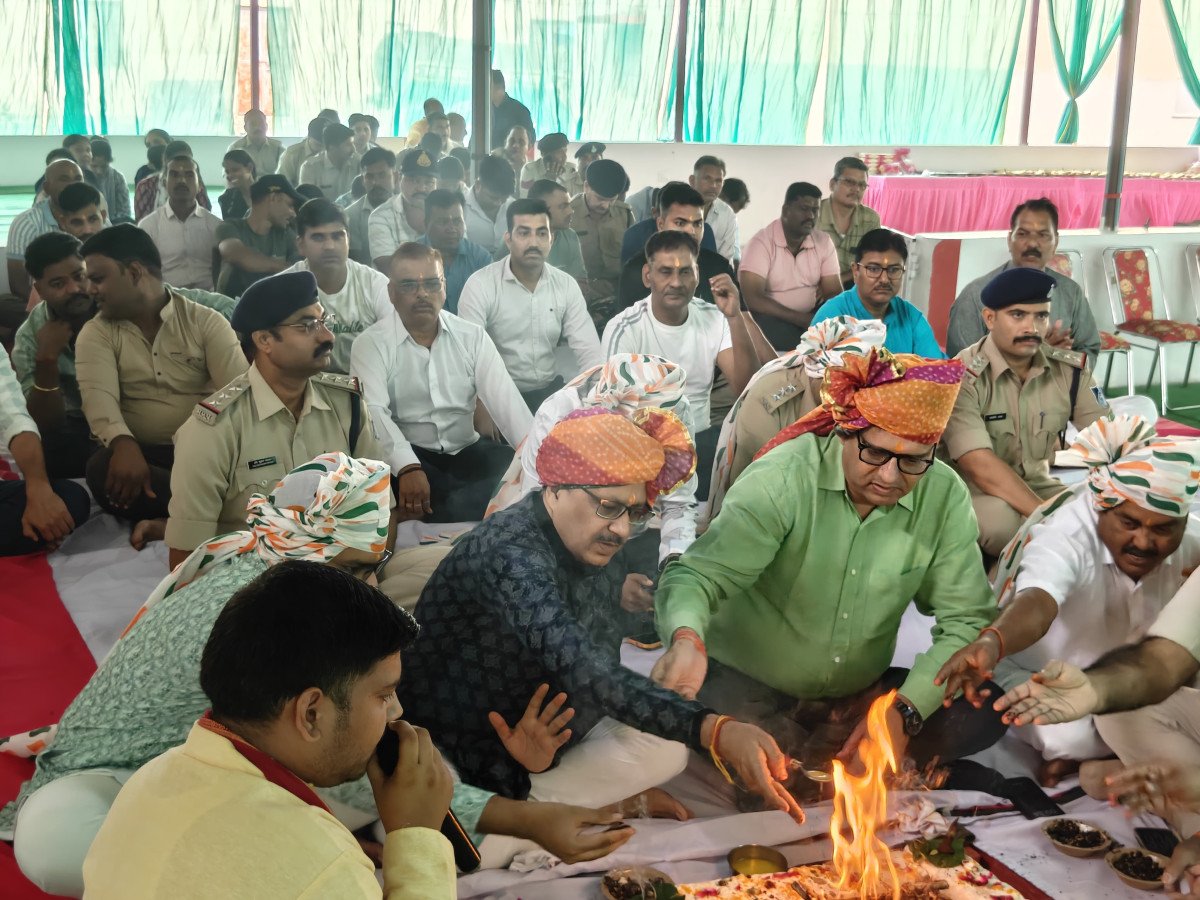रेणुका पुलिस लाइन, बुरहानपुर में विजयादशमी (दशहरा) पर्व पर शस्त्र पूजन समारोह सम्पन्न।