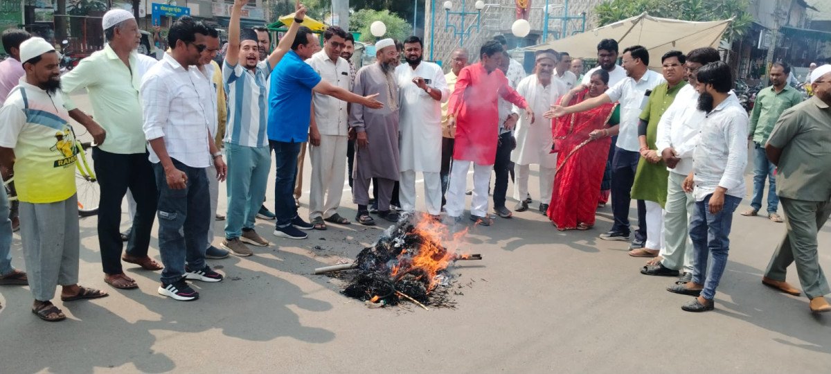 रिंकू टॉक के नेतृत्व में कांग्रेस का प्रदर्शन, दशहरे पर ज्ञानेश कुमार का पुतला दहन कर मांगा इस्तीफा