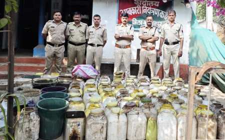 बुरहानपुर में अवैध शराब के विरुद्ध आबकारी विभाग एवं पुलिस द्वारा संयुक्त कार्यवाही में 115 लीटर शराब जप्त, ड्रोन से की सर्चिंग