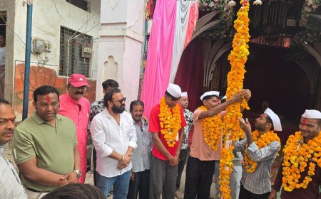 बुरहानपुर से संत सिंगाजी महाराज के लिए निशान यात्रा रवाना, 140 किलोमीटर पैदल सफर तय करेंगे 5 श्रद्धालु