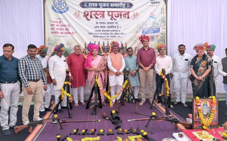 बुरहानपुर मे अर्चना चिटनिस ने जिला पुलिस लाइन में किया शस्त्र पूजन, जनसुरक्षा और कर्तव्यनिष्ठा के संकल्प को किया नमन