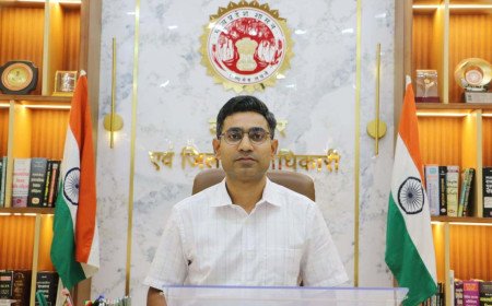 नवागत कलेक्टर  विवेक कुमार ने संभाला बुरहानपुर कलेक्टर का पदभार