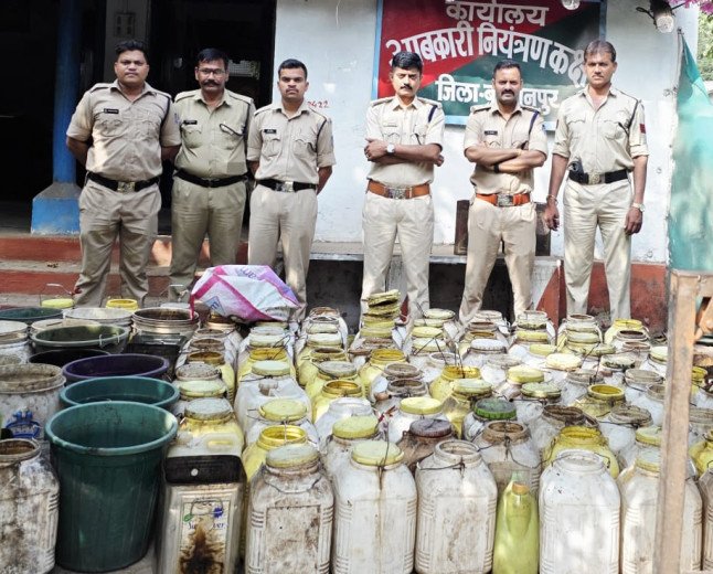 बुरहानपुर में अवैध शराब के विरुद्ध आबकारी विभाग एवं पुलिस द्वारा संयुक्त कार्यवाही में 115 लीटर शराब जप्त, ड्रोन से की सर्चिंग