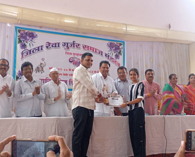 मेघावी छात्र- छात्राओं का पारितोषिक वितरण कार्यक्रम रेवा गुर्जर मंगल भवन में संपन्न