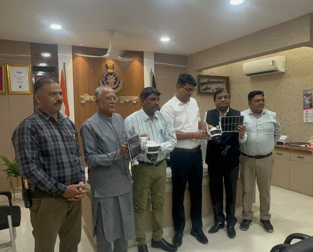 जनसहयोग से बुरहानपुर पुलिस को मिले 02 वायरलेस सीसीटीवी कैमरे  संवेदनशील क्षेत्रों एवं प्रमुख चौराहों पर निगरानी व्यवस्था होगी मजबूत, अपराधों की रोकथाम और संदिग्ध गतिविधियों पर नजर रखने में मिलेगी सहायता।