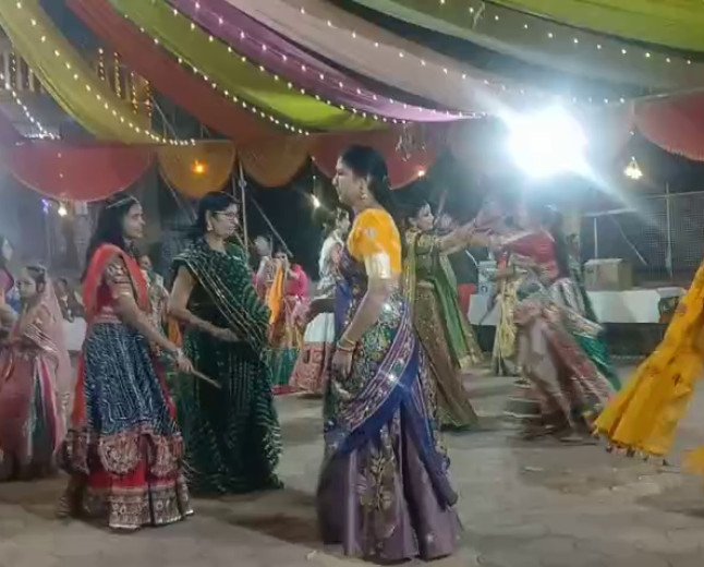 वैश्य महासम्मेलन महिला इकाई ने आयोजित किया गरबा-डांडिया रास, विजेताओं को किया पुरस्कृत
