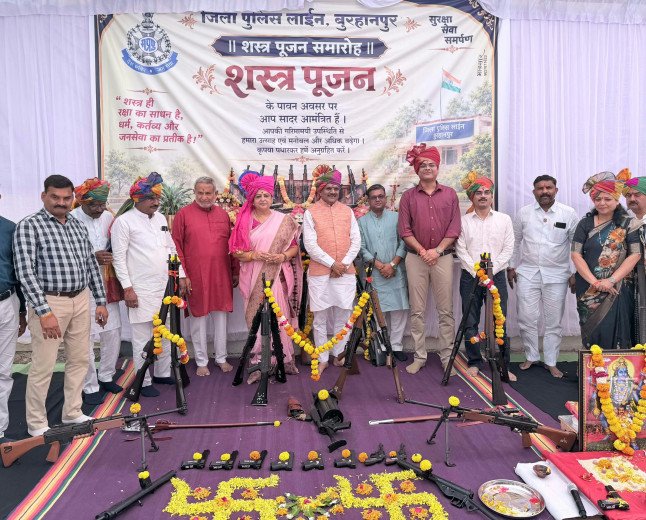 बुरहानपुर मे अर्चना चिटनिस ने जिला पुलिस लाइन में किया शस्त्र पूजन, जनसुरक्षा और कर्तव्यनिष्ठा के संकल्प को किया नमन