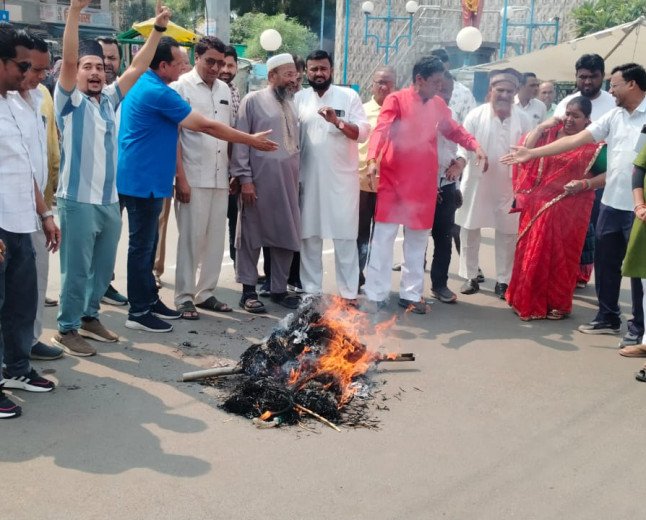 रिंकू टॉक के नेतृत्व में कांग्रेस का प्रदर्शन, दशहरे पर ज्ञानेश कुमार का पुतला दहन कर मांगा इस्तीफा