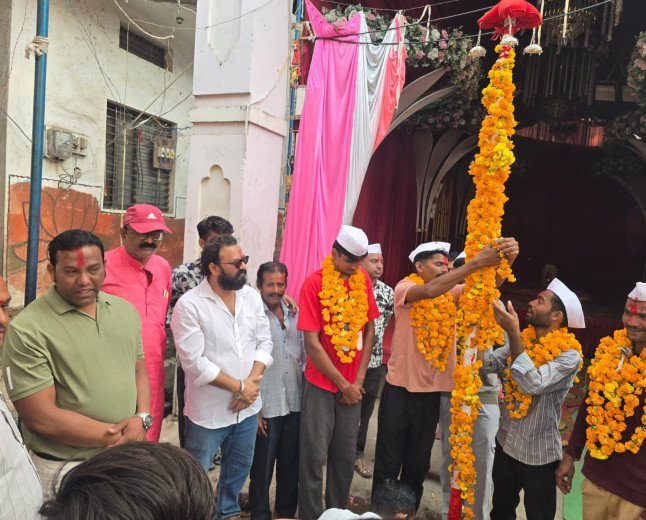 बुरहानपुर से संत सिंगाजी महाराज के लिए निशान यात्रा रवाना, 140 किलोमीटर पैदल सफर तय करेंगे 5 श्रद्धालु